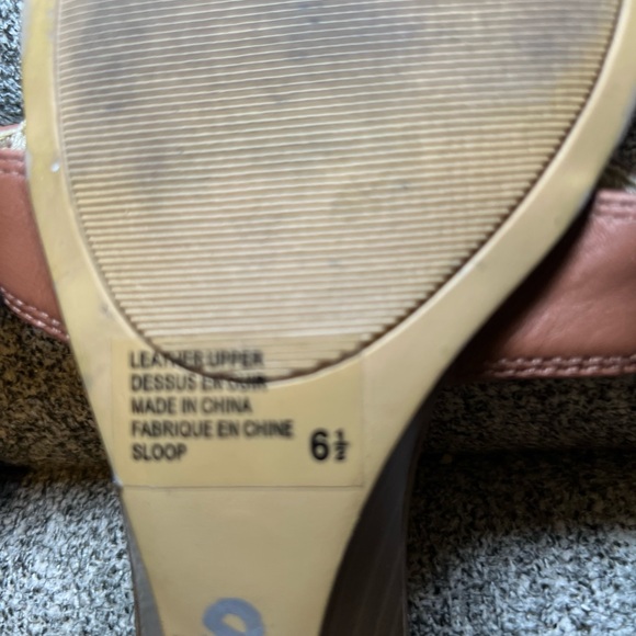 Size 6.5 Steve Madden sandals with slight heel - Picture 3 of 4